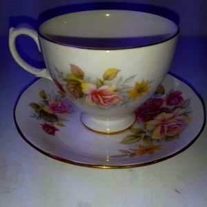 Queen Anne Vintage Footed Tea Cup & Saucer Set 8517 Floral England Bone China.
